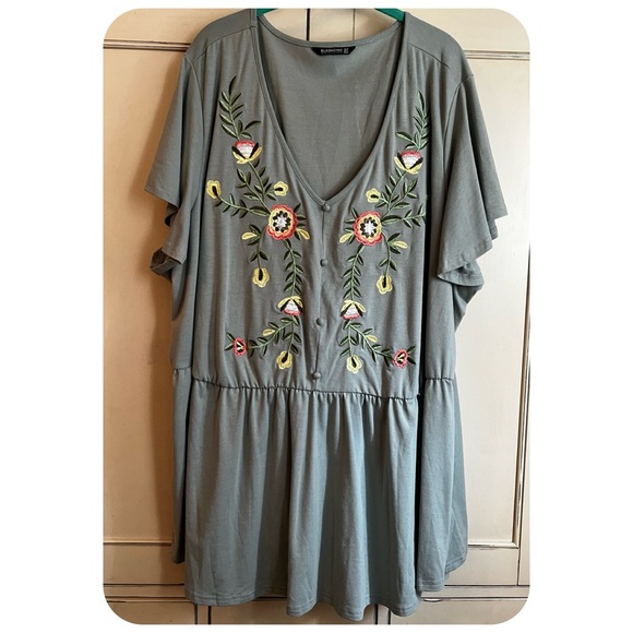 PLUS Bloomchic top - Picture 2 of 3